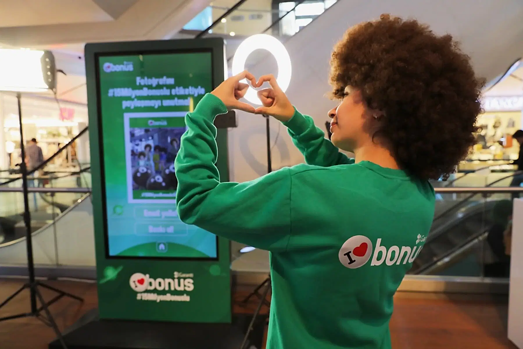 Garanti Bankası'nın Unutulmaz Selfie Deneyimi: Ünlülerle Anılarınızı Ölümsüzleştirin